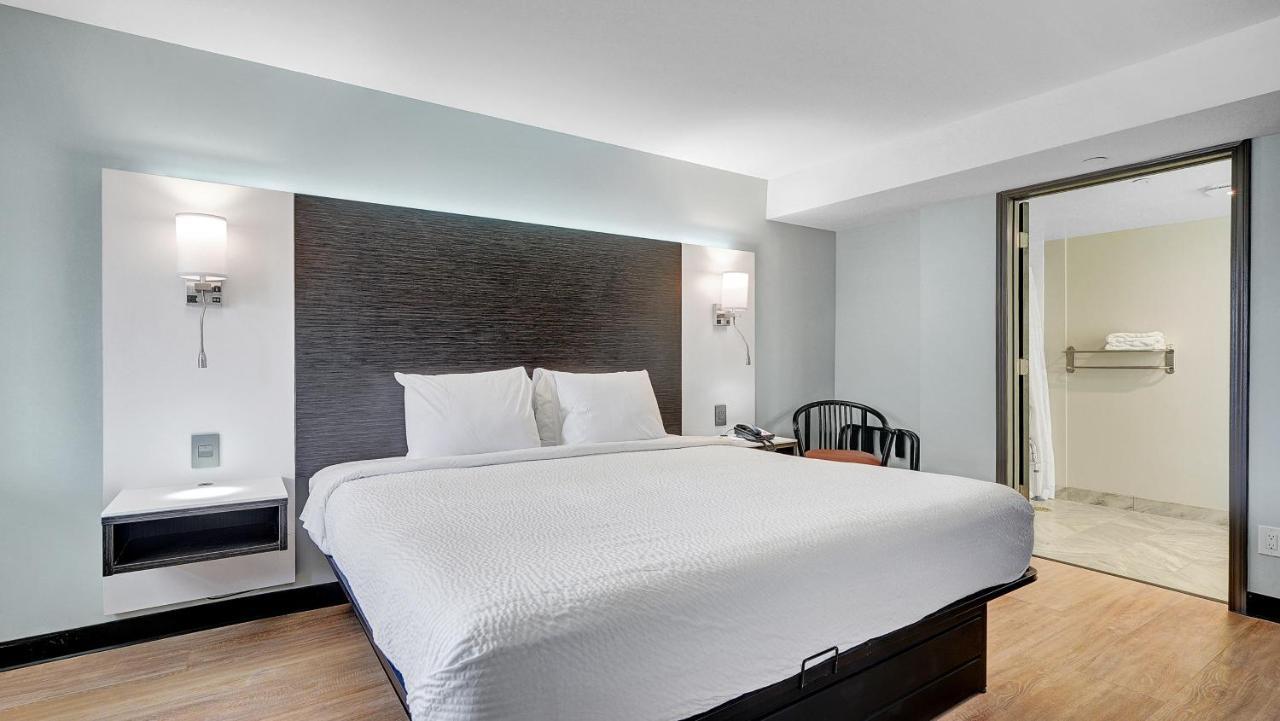 King Room with Mobility Access and Bathtub with Grab Bars - Non-Smoking